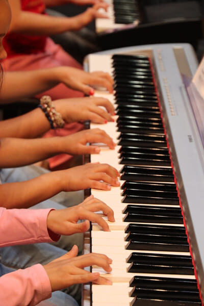 escuela-creativa-en-gijon-piano-manos-musica